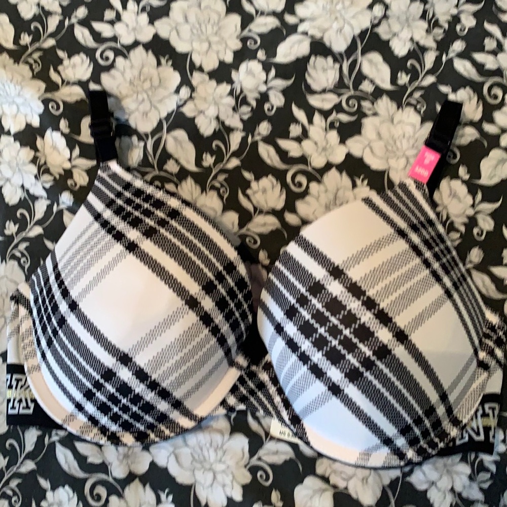 Victoria’s Secret pink push-up bra size 32DDWith tags never worn